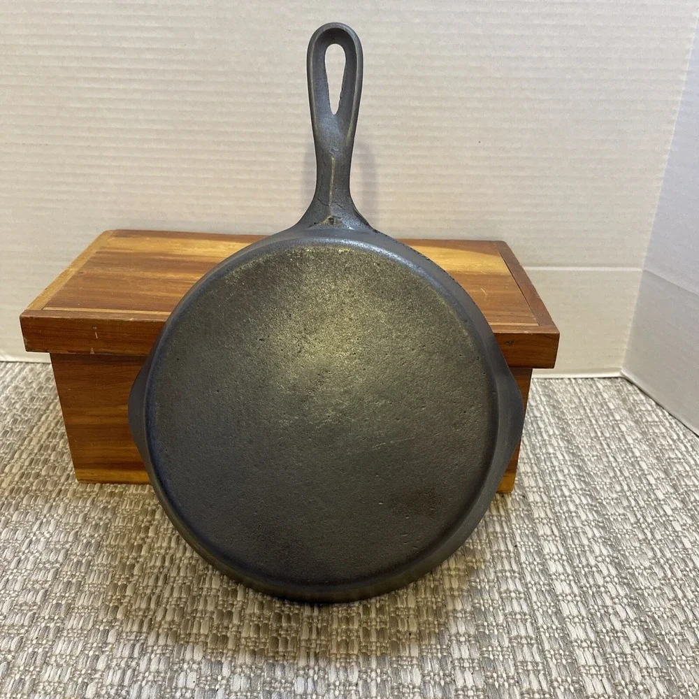 Vintage Unmarked Wagner #5 minor pitting mold shift on outside Recently Seasoned